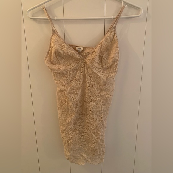 Delicate cream colored lacey Wilfred tank top from Aritzia - Picture 1 of 2